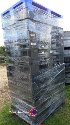 15 x plastic pallets