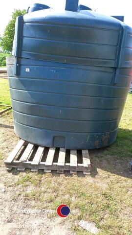 10,000 gallon plastic bunded water tank with a 2in outlet, gc