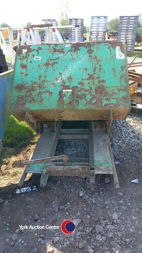 Forklift tipping skip