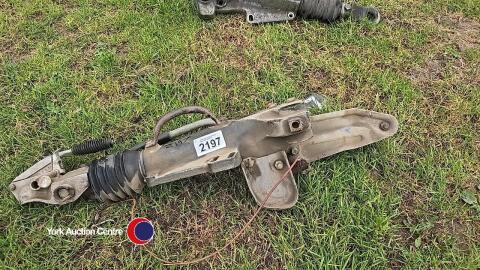Trailer tow hitch coupling braked