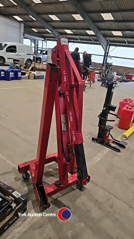 Folding engine crane