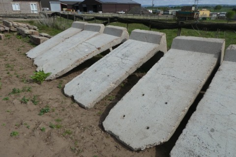 5 x L shaped concrete panels, 8ft wide x 3ft high