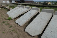 5 x L shaped concrete panels, 8ft wide x 3ft high