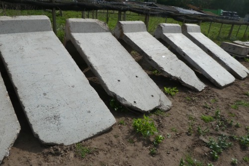 5 x L shaped concrete panels, 8ft wide x 3ft high
