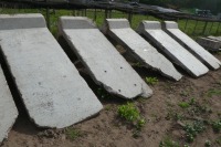 5 x L shaped concrete panels, 8ft wide x 3ft high