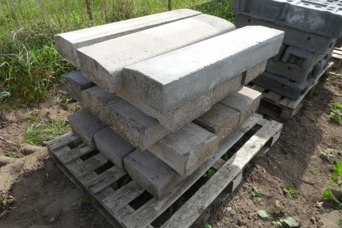 Concrete kerb stones