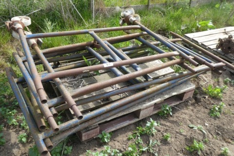 Mobile scaffold tower
