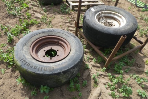 2 x 6 stud 355-60 R18 wheels and tyres