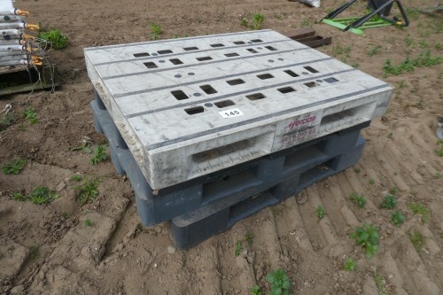 4 x plastic pallets
