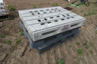 4 x plastic pallets