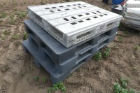 4 x plastic pallets - 2