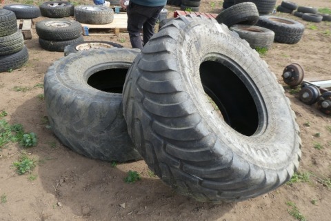 2 x 560-60 R22.5 tyres