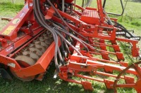 2010 Kuhn Venta LC402 drill mounted on a 2018 Kuhn HR4004 power harrow with packer roller c/w marker arms, Q-fit tines - 5