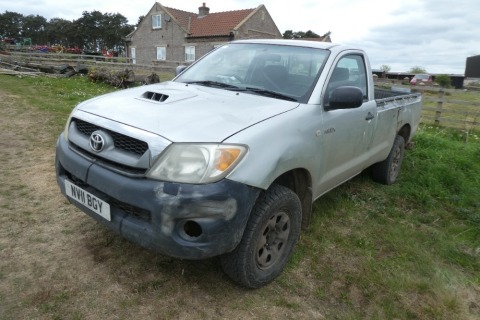 Toyota Hilux pick-up, silver, NV11 BGY