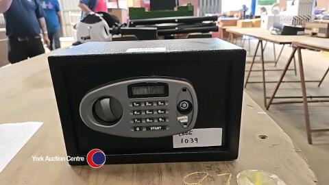 Yale combination/key lockable safe box