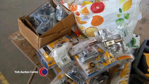 Quantity of door locks/knobs/handles