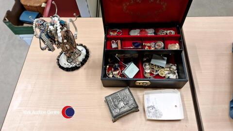 Quantity of jewellery
