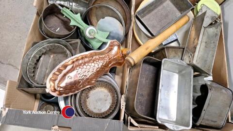 2 x boxes of kitchen items inc baking trays
