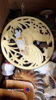 Box of assorted household ornaments - 4