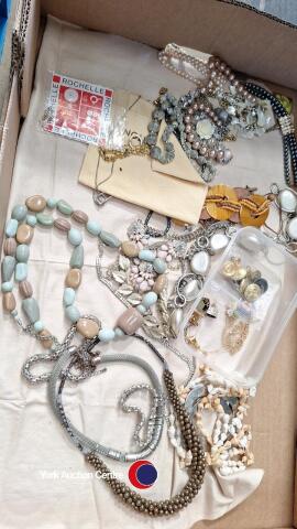 Tray of mixed jewellery