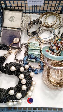 Tray of mixed jewellery
