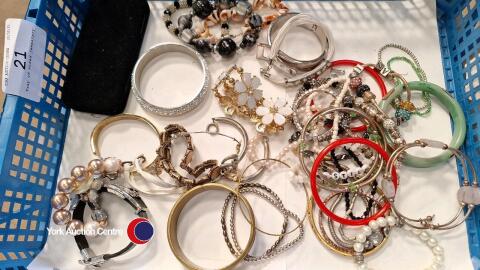 Tray of mixed jewellery