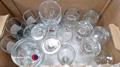Box of drinking glasses, 10 x pint glasses (Corona/Roma), 3 x 175ml wine glasses, 4 x champagne flutes, 6 x short tumblers