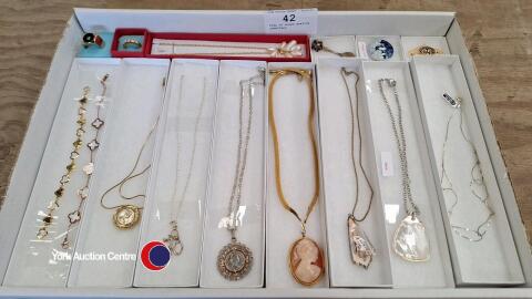 Tray of boxed quality jewellery