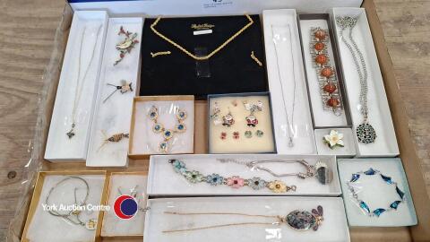 Tray of boxed quality jewellery