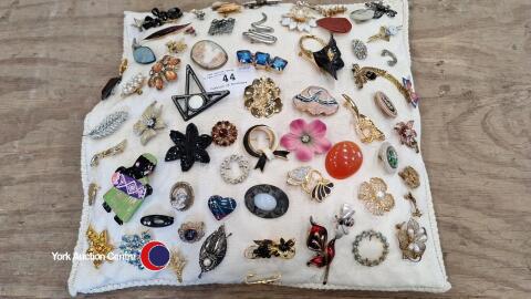 Cushion of brooches