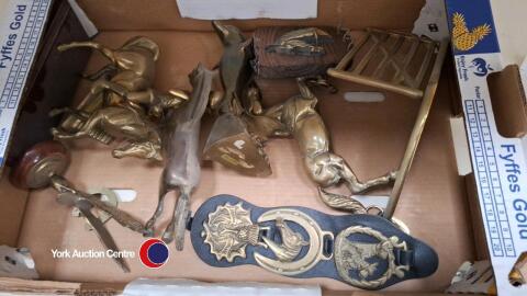 Box of assorted brassware inc horses theme items