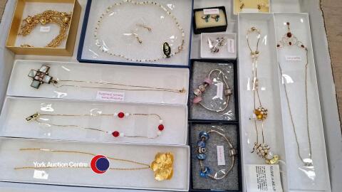 Tray of boxed jewellery marked .925, Monet and other quality jewellery