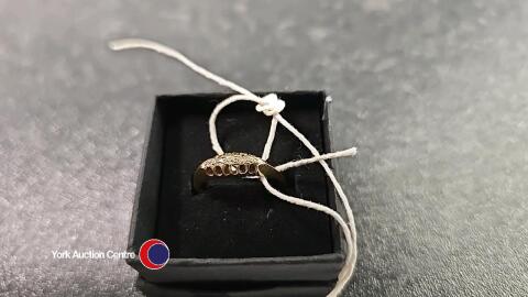 18ct gold ring set with 5 diamonds size N