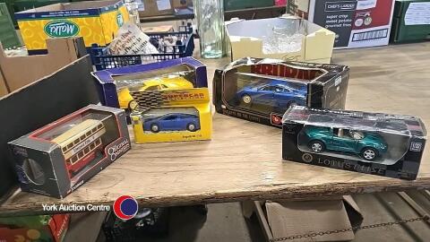 4 x model cars, boxed, 1 x Corgi Model bus, boxed