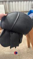 17.5' Devoucoux Socoa Calfskin jump saddle with green piping. Excellent condition. One owner. - 3