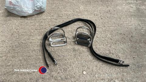2 Pairs of stirrups