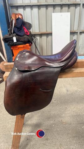 16.5' brown leather saddle