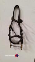 top quality English pony inhand bridle. Stitched nose and brow, brass rosettes on browband, nice brass buckles. 4.5' horseshoe bit