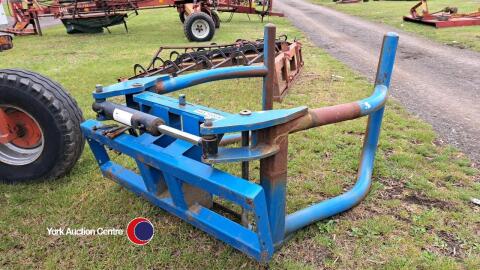 Soft hands round bale nipper