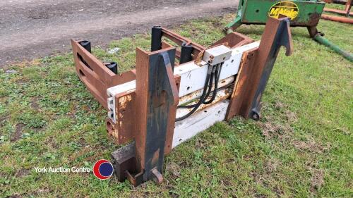 JCB Q-fit bale squeeze