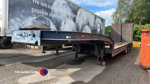 Tri-axle low loader trailer