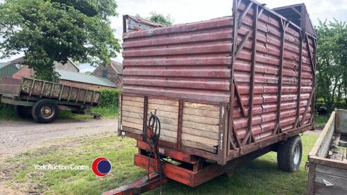 Tipping trailer with silage sides