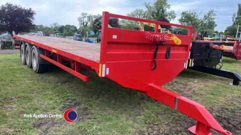 33ft tri axle flatbed bale trailer, air brakes and suspension, super single wheels, LED rear flasher w/o