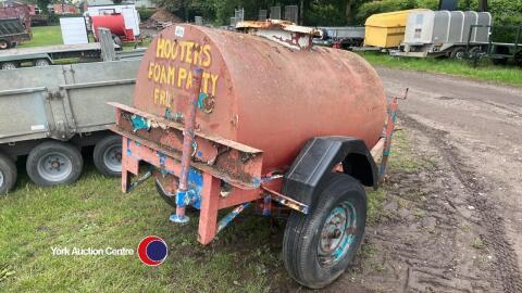 Water/fuel bowser 1000L only used for water, 20mm pipe fittings on back, with brakes