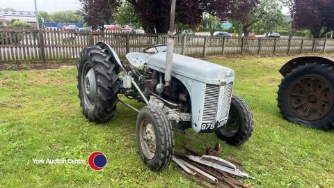 Grey Ferguson tractor. Approx. 1952. Working livery, 3 point linkage / rear hyd. need some attention / adjustment. 4 good tyres, spare stabiliser bars and 'T-bar included.