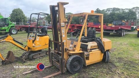 Komatsu FD25-8 diesel forklift, 8775 hours shown on the clock, 2.2T lifting capacity when new, selling as a none runner