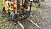 Komatsu FD25-8 diesel forklift, 8775 hours shown on the clock, 2.2T lifting capacity when new, selling as a none runner - 5