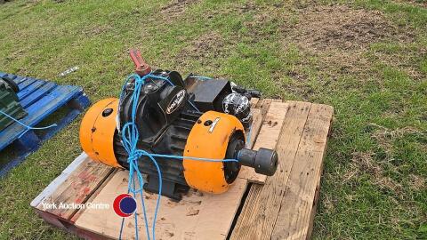 Vacuum pump and hydraulic motor for pump, for spares or repairs, hydraulic motor for pump in good working order