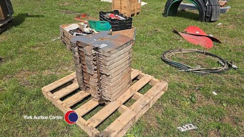 12 x Massey Ferguson 55kg wafer weights (660kg)