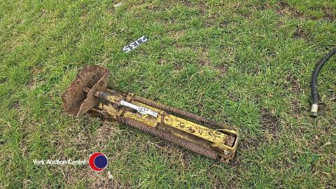 Forage harvester pick up hitch